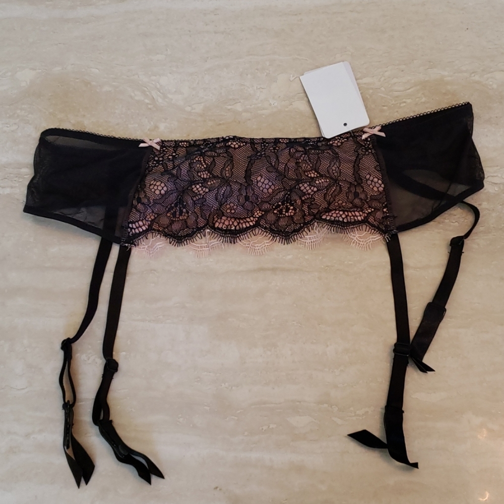 B.temptd garter belt